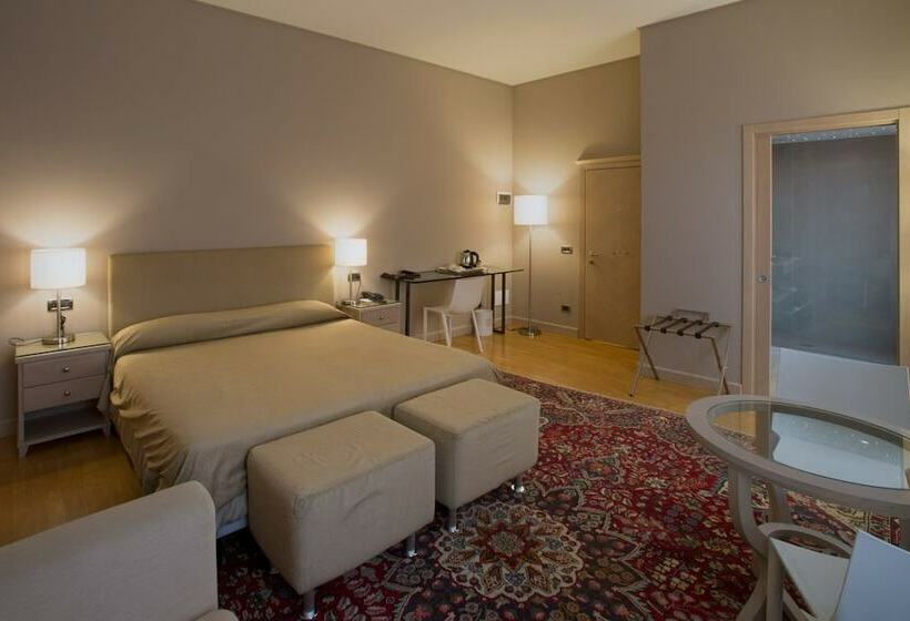 Habitació Triple Clàssica, Liassidi Palace