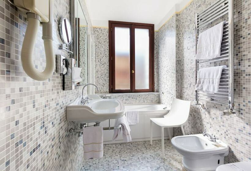 Habitació Triple Clàssica, Liassidi Palace