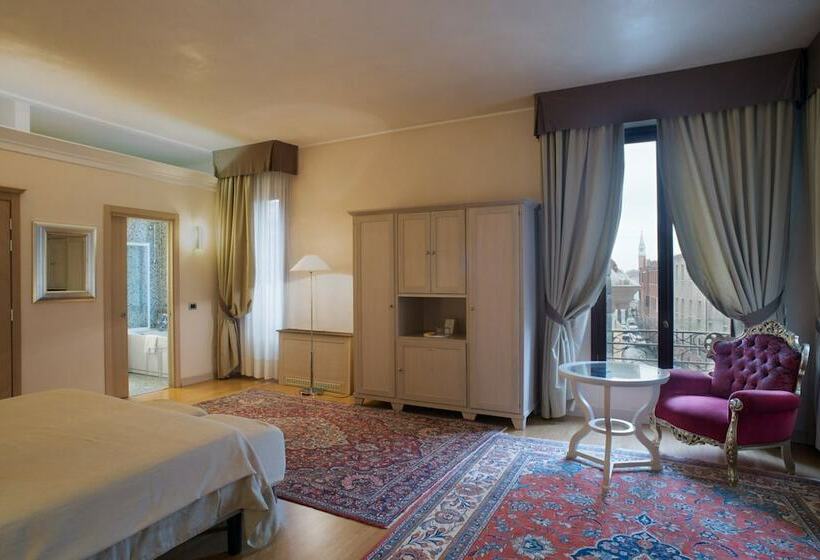 Suite, Liassidi Palace