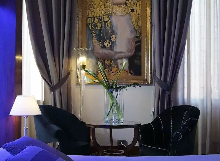 Suite King Bed