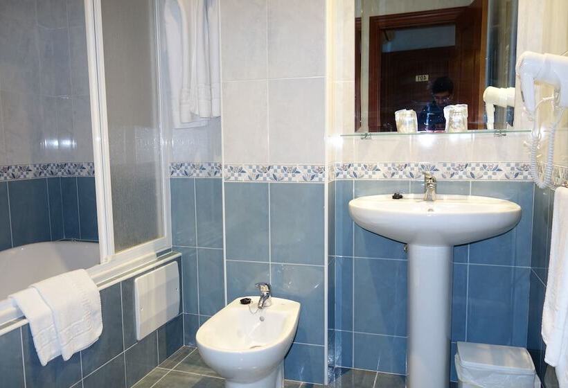 Standard Yhden Hengen Huone, Reyes De León