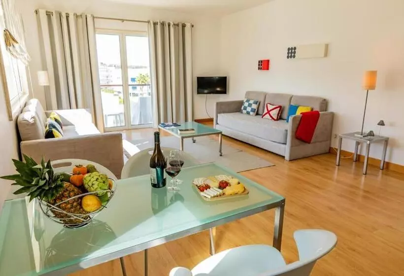 سوییت با چشم‌انداز استخر, Marina Club Lagos Resort