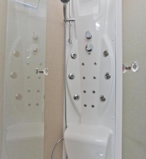 חדר דלוקס לארבעה, Krone