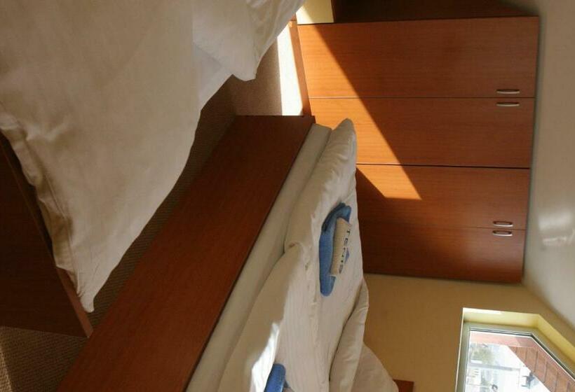 四人标准间, Pamira