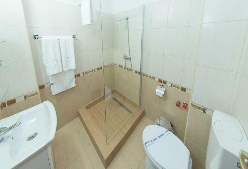 غرفة قياسية مطلّة علي البحر, Promenada