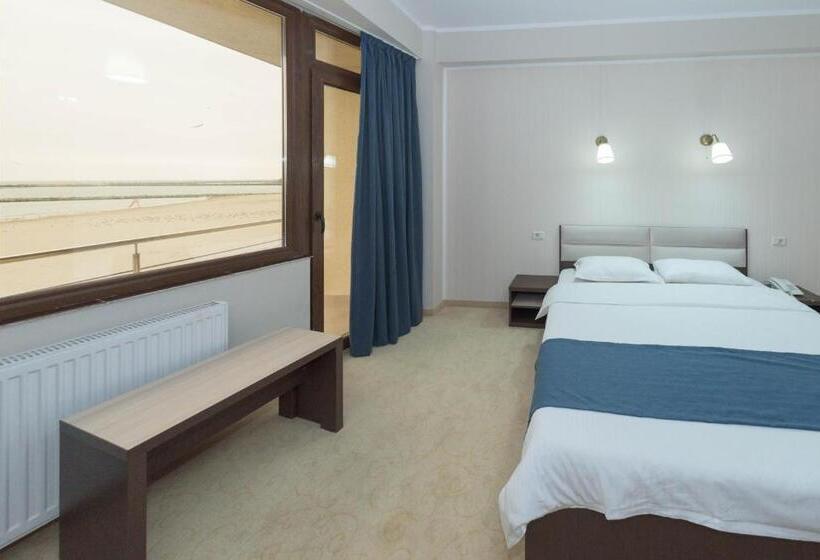 غرفة قياسية مطلّة علي البحر, Promenada