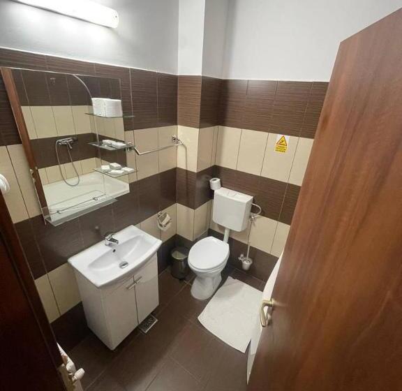 جناح ديلوكس, Promenada