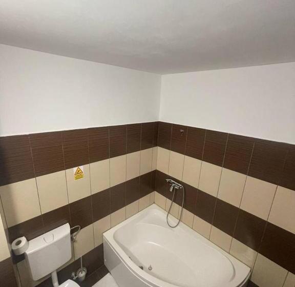 جناح ديلوكس, Promenada