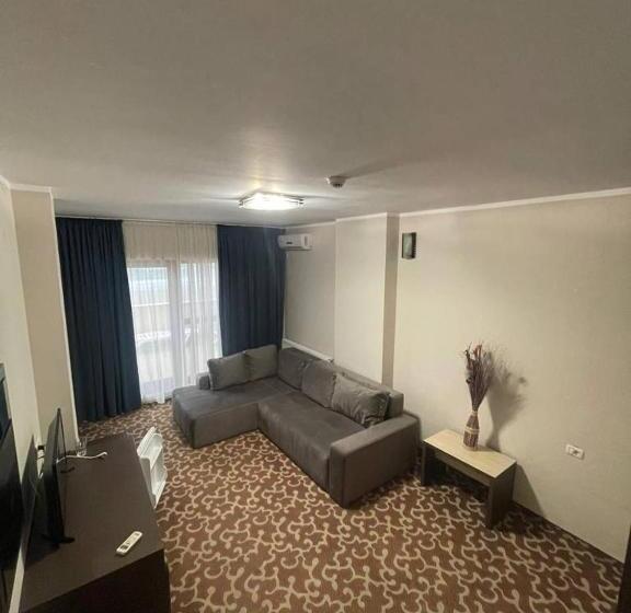 جناح ديلوكس, Promenada