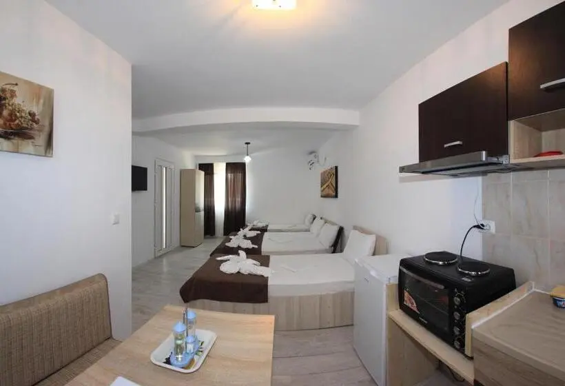 Studio Familial, Panos