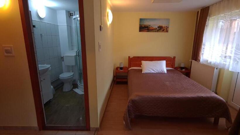 2 Bedroom Suite with Balcony, Pensiunea Aurora  Hostel Voineasa