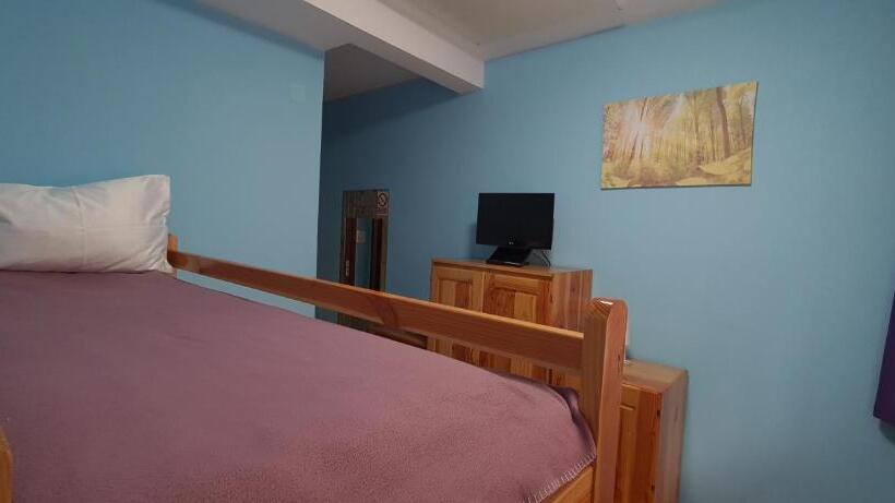 스탠다드 트리플 발코니 룸, Pensiunea Aurora  Hostel Voineasa