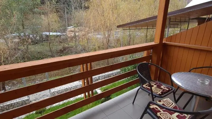 اتاق استاندارد سه تخته با بالکن, Pensiunea Aurora Hostel Voineasa