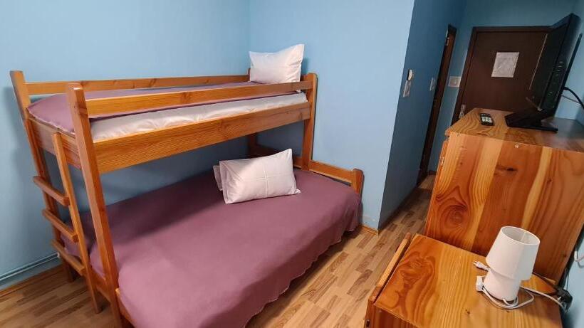 اتاق استاندارد سه تخته با بالکن, Pensiunea Aurora  Hostel Voineasa