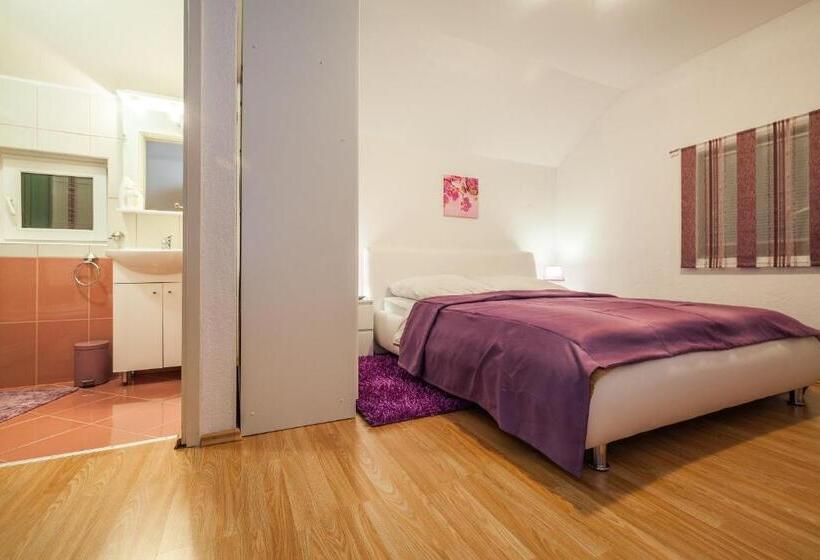 اتاق استاندارد سه تخته با چشم‌انداز باغ, Guest House Slavica