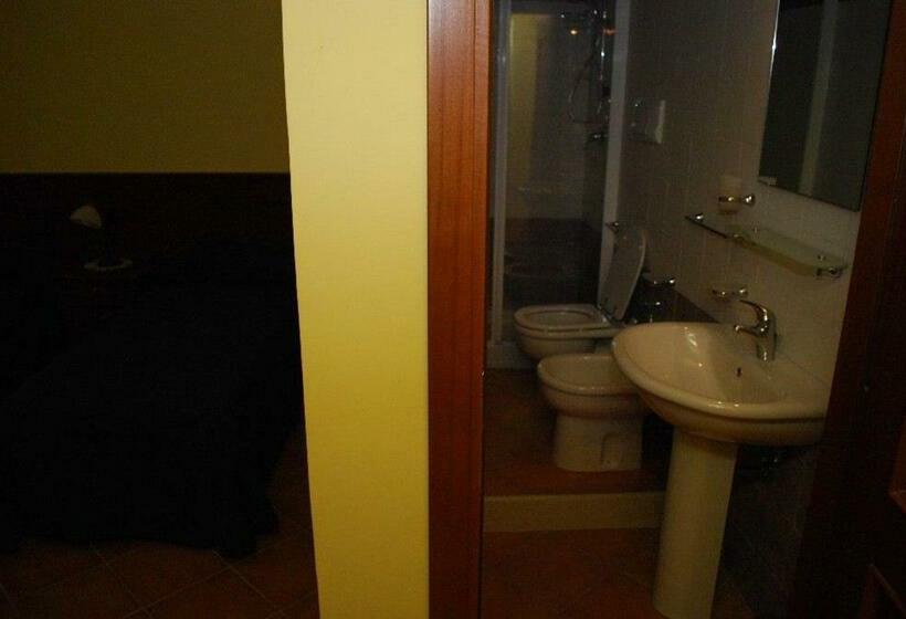 标准间, Conte Spencer