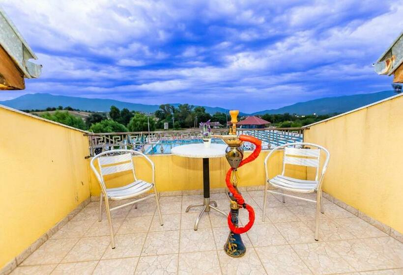 复式套房, Komitite Complex