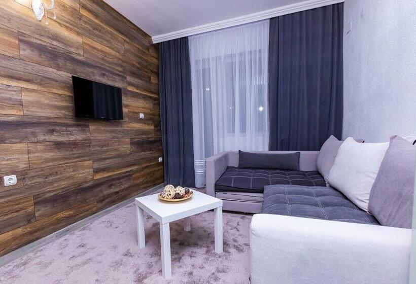 复式套房, Komitite Complex