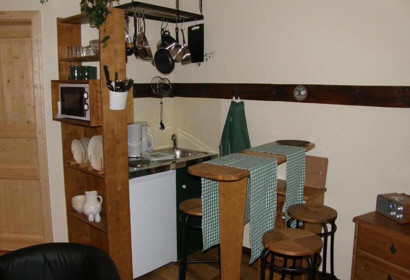 شقة غرفة واحدة, Land & Stil