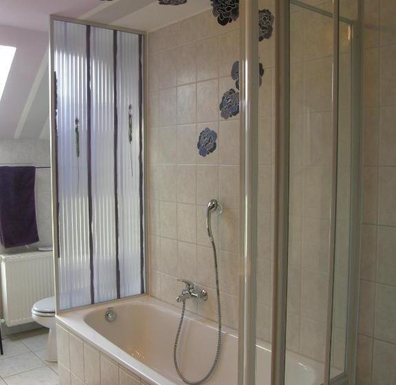 Family Suite, Land & Stil