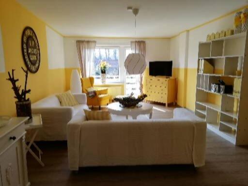 Family Suite, Land & Stil