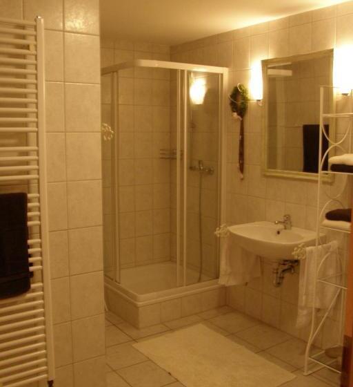 جناح عائلي, Land & Stil