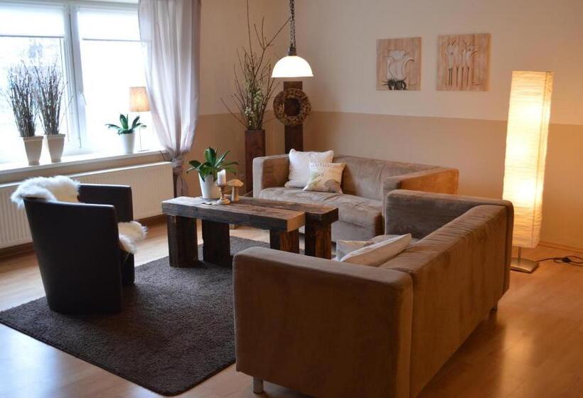 Family Suite, Land & Stil