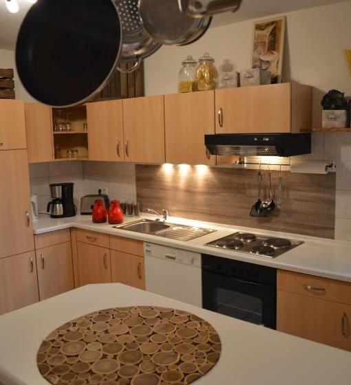 جناح عائلي, Land & Stil