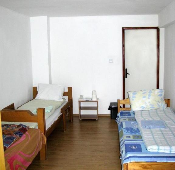 غرفة قياسية ثلاثية, Guest House Familia