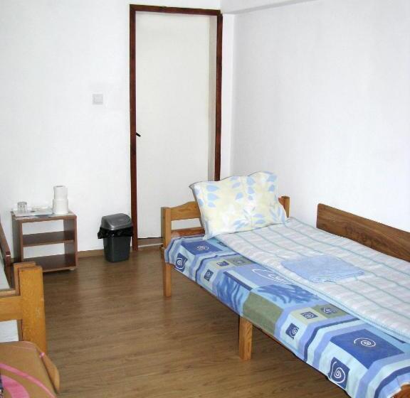 غرفة قياسية ثلاثية, Guest House Familia