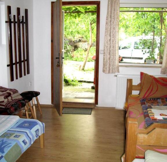 غرفة قياسية ثلاثية, Guest House Familia