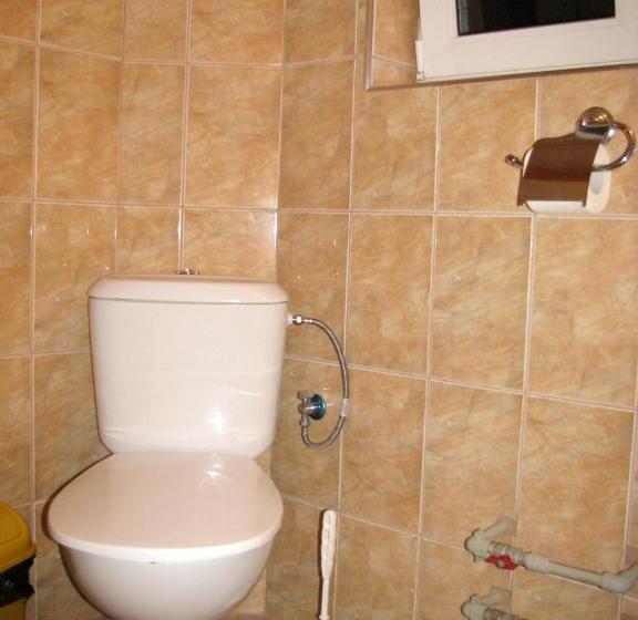 غرفة قياسية ثلاثية, Guest House Familia