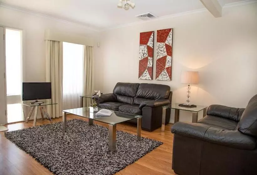 Talo 2 Makuuhuonetta, Stay At Raffertys Resort