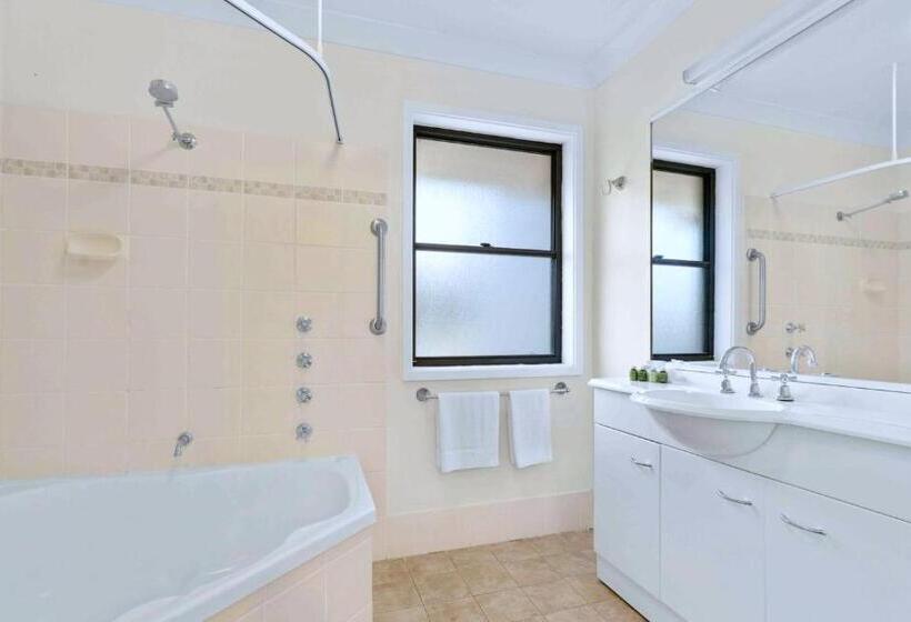 خانه ردیفی 2 خوابه, Stay At Raffertys Resort