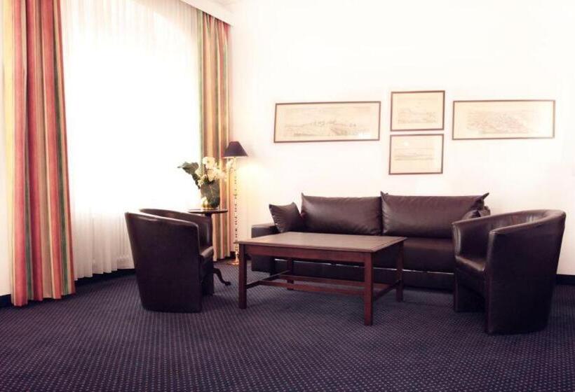 חדר סטנדרט לארבעה, Der Fürstenhof