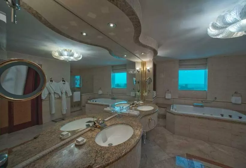 سوییت با چشم‌انداز باغ, Grand Hyatt Dubai Resort & Waterpark