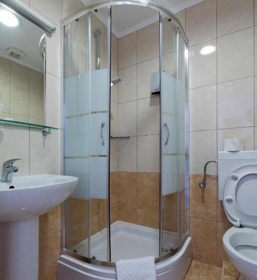 غرفة قياسية ثلاثية مزودة بشرفة, Perla