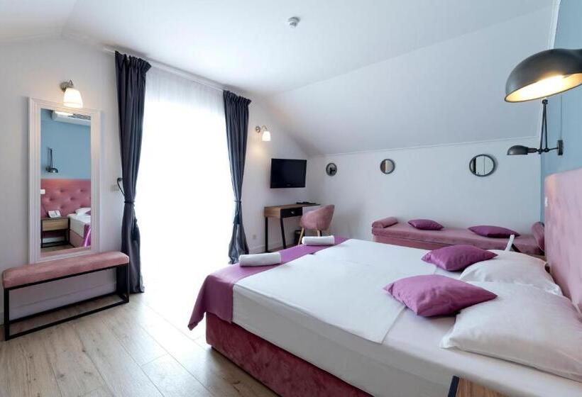 غرفة قياسية ثلاثية مزودة بشرفة, Perla