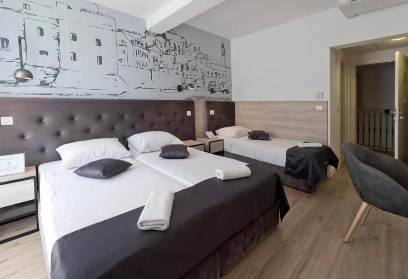 غرفة قياسية ثلاثية مزودة بشرفة, Perla