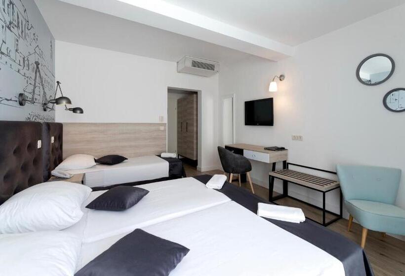 غرفة قياسية ثلاثية مزودة بشرفة, Perla