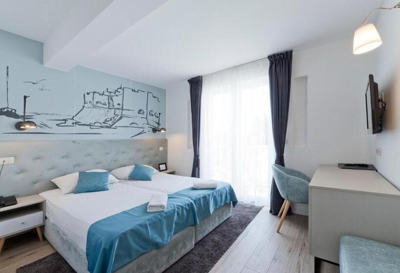 غرفة قياسية مزوَّدة بشُرفة, Perla