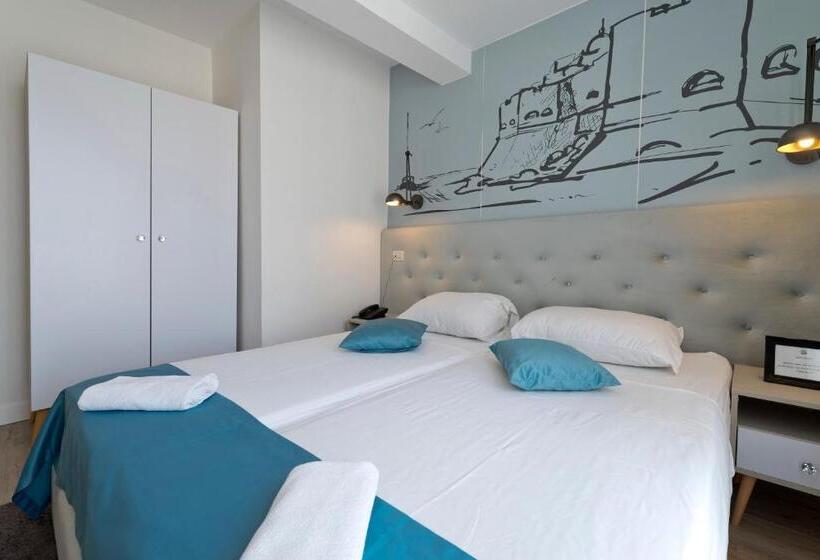 غرفة قياسية مزوَّدة بشُرفة, Perla