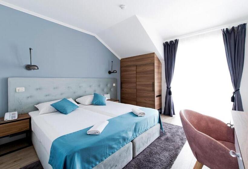 غرفة قياسية مزوَّدة بشُرفة, Perla