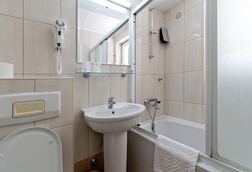 غرفة قياسية مزوَّدة بشُرفة, Perla