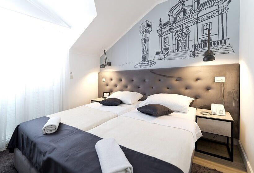 غرفة قياسية مزوَّدة بشُرفة, Perla