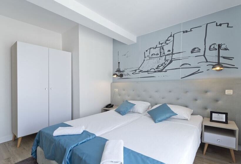 غرفة قياسية مزوَّدة بشُرفة, Perla