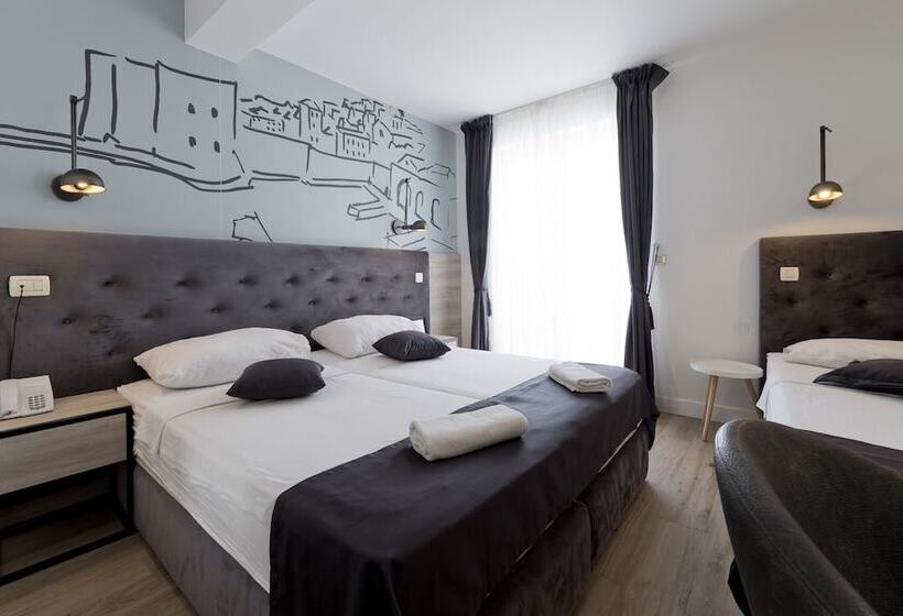 غرفة قياسية ثلاثية مزودة بشرفة, Perla