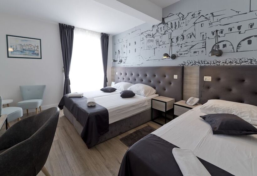 غرفة قياسية ثلاثية مزودة بشرفة, Perla