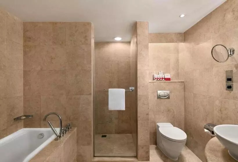 اتاق لوکس با تخت بزرگ, Ramada Plaza By Wyndham Dubai Deira