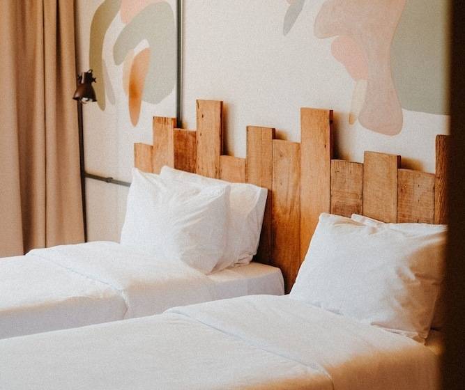 标准三人间, Selina Foz